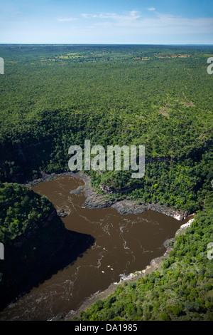 Flöße auf Sambesi in Batoka Schlucht hinunter Viktoriafälle, Simbabwe / Sambia Grenze, Südliches Afrika - Antenne Stockfoto