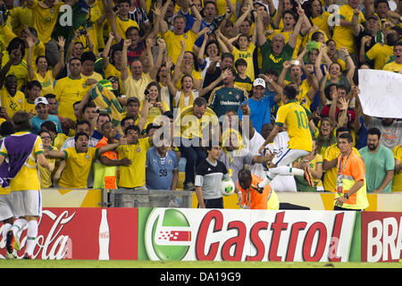Rio De Janeiro, Brasilien. 30. Juni 2013. Neymar (BRA), 30. Juni 2013 - Fußball / Fußball: Neymar von Brasilien feiert nach ihrer 2. Tor erzielt mit Fans während des FIFA Confederations Cup Brasilien 2013 letzten Spiels zwischen Brasilien 3: 0 Spanien im Estadio Maracana in Rio De Janeiro, Brasilien zu tun. (Foto: Maurizio Borsari/AFLO/Alamy Live-Nachrichten) Stockfoto