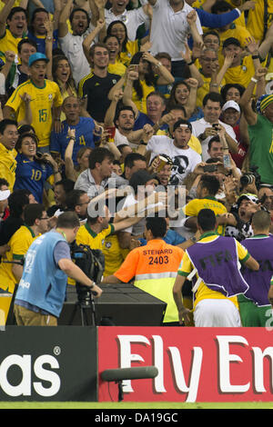 Rio De Janeiro, Brasilien. 30. Juni 2013. Neymar (BRA), 30. Juni 2013 - Fußball / Fußball: Neymar von Brasilien feiert nach ihrer 2. Tor erzielt mit Fans während des FIFA Confederations Cup Brasilien 2013 letzten Spiels zwischen Brasilien 3: 0 Spanien im Estadio Maracana in Rio De Janeiro, Brasilien zu tun. (Foto: Maurizio Borsari/AFLO/Alamy Live-Nachrichten) Stockfoto