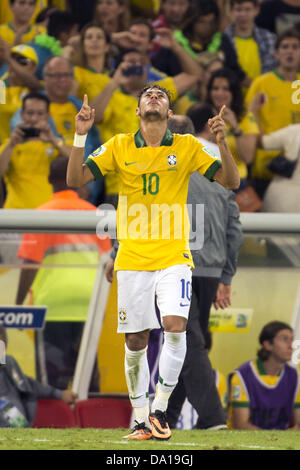 Rio De Janeiro, Brasilien. 30. Juni 2013. Neymar (BRA), 30. Juni 2013 - Fußball / Fußball: Neymar von Brasilien feiert nach seinem Tor ihr 2. Ziel während des FIFA Confederations Cup Brasilien 2013 letzten Spiels zwischen Brasilien 3: 0 Spanien am Estadio Maracana in Rio De Janeiro, Brasilien zu tun. (Foto: Maurizio Borsari/AFLO/Alamy Live-Nachrichten) Stockfoto