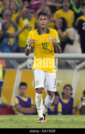 Rio De Janeiro, Brasilien. 30. Juni 2013. Neymar (BRA), 30. Juni 2013 - Fußball / Fußball: Neymar von Brasilien feiert nach seinem Tor ihr 2. Ziel während des FIFA Confederations Cup Brasilien 2013 letzten Spiels zwischen Brasilien 3: 0 Spanien am Estadio Maracana in Rio De Janeiro, Brasilien zu tun. (Foto: Maurizio Borsari/AFLO/Alamy Live-Nachrichten) Stockfoto