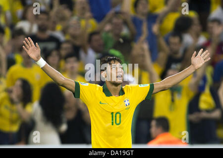 Rio De Janeiro, Brasilien. 30. Juni 2013. Neymar (BRA), 30. Juni 2013 - Fußball / Fußball: Neymar von Brasilien feiert nach seinem Tor ihr 2. Ziel während des FIFA Confederations Cup Brasilien 2013 letzten Spiels zwischen Brasilien 3: 0 Spanien am Estadio Maracana in Rio De Janeiro, Brasilien zu tun. (Foto: Maurizio Borsari/AFLO/Alamy Live-Nachrichten) Stockfoto