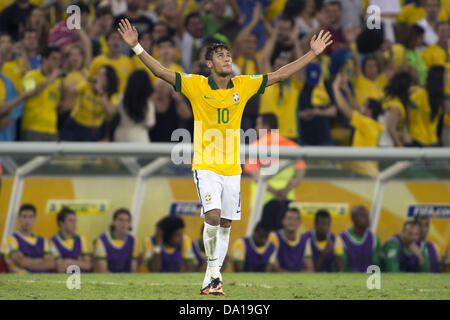 Rio De Janeiro, Brasilien. 30. Juni 2013. Neymar (BRA), 30. Juni 2013 - Fußball / Fußball: Neymar von Brasilien feiert nach seinem Tor ihr 2. Ziel während des FIFA Confederations Cup Brasilien 2013 letzten Spiels zwischen Brasilien 3: 0 Spanien am Estadio Maracana in Rio De Janeiro, Brasilien zu tun. (Foto: Maurizio Borsari/AFLO/Alamy Live-Nachrichten) Stockfoto