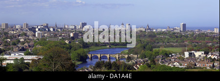 Panorama Blick von Aberdeen Stadtzentrum Schottland, UK, zeigt den Fluss Dee, Brücke von Dee und die Stadt darüber hinaus Stockfoto