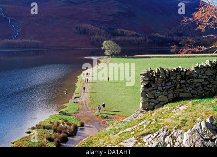 Spaziergänger entlang der Ufer des Lake Buttermere, Lake District, England, UK Stockfoto