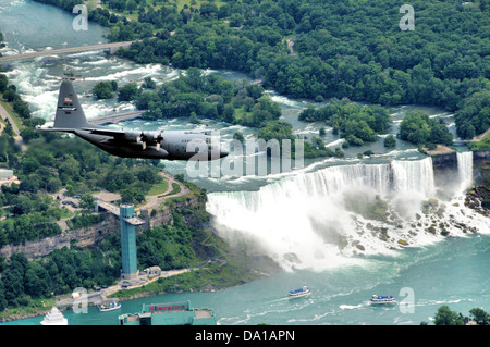 NYANG C-130 über Niagara Falls NY Stockfoto