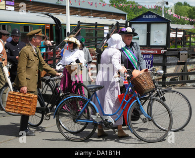 Menschen in historischen Kostümen mit Vintage Fahrräder Tenterden Bahnhof für Re-Inszenierung des Lebens in WW1, Kent, UK, GB Stockfoto