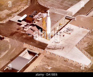 Die Convair SM-65E Atlas 567 SMS 567-1 ist ein bedeutendes Raketensystem der US Air Force. Während eines Teststarts im Deer Park, Washington, im Jahr 1961, wurde es Teil der Raketenentwicklung im frühen Kalten Krieg. Stockfoto