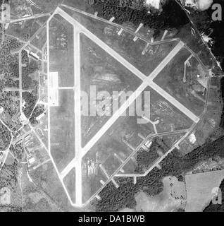 Eine Vintage-Fotografie des Waycross Army Airfield in Georgia, aufgenommen 1943. Das Bild zeigt die Infrastruktur und die betriebliche Tätigkeit des Flugplatzes während des Zweiten Weltkriegs und hebt die Geschichte der militärischen Luftfahrt hervor. Stockfoto