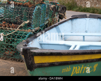 Kleine hölzerne Boot und Hummer Töpfe, Bude, Cornwall, UK 2013 Stockfoto