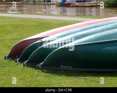 Reihe von Kanus am Ufer Flusses, UK 2013 Stockfoto