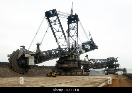 Bagger Bergbau Braunkohle im Tagebau Garzweiler (surface mine) North Rhine-Westphalia, Germany. Stockfoto