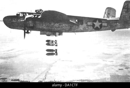 Die B-25H Mitchell, ein Bomber aus der Zeit des Zweiten Weltkriegs, war ein wichtiges Flugzeug der 82nd Bomb Squadron und spielte eine Schlüsselrolle in strategischen Missionen. Das Erbe des Flugzeugs umfasst seine einzigartigen Bombenangriffe. Stockfoto