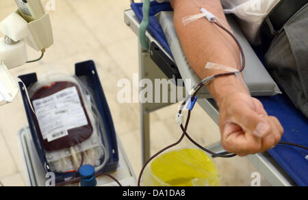 Ein Mann spendet Blut im Foyer des Landtags in Stuttgart, Deutschland, 20. Juni 2013. Foto: FRANZISKA KRAUFMANN Stockfoto