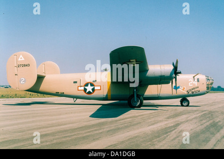 Die B-24 Liberator ist im United States Air Force Museum ausgestellt und zeigt ihre Rolle im Zweiten Weltkrieg. Das Flugzeug, bekannt für seine schweren Bombenangriffe, diente in verschiedenen Kriegsschauplätzen und ist ein Symbol der amerikanischen Luftmacht während des Konflikts. Stockfoto