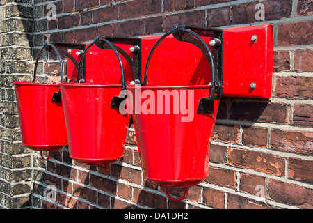 Rotes Feuer Eimer Wand montiert. Stockfoto