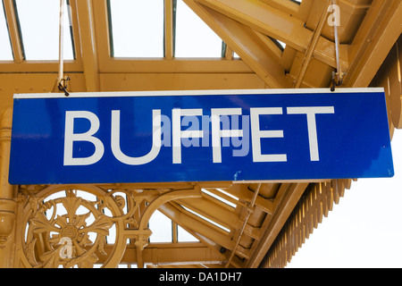 Vintage Buffet Schild hängen in einem viktorianischen Bahnhof. Stockfoto