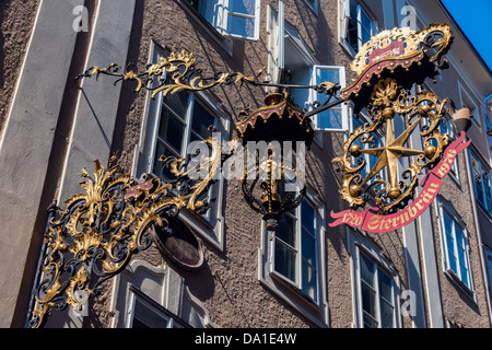 Typische Schmiedeeisen Gilde, Getreidegasse, Salzburg, Österreich Stockfoto