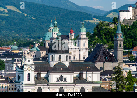 Panoramablick über Kuppeln und Glockentürme in der Altstadt, Salzburg, Österreich Stockfoto