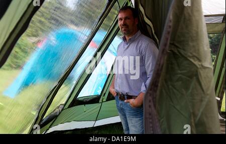 Nico Mueller steht in einem Zelt auf seinem Grundstck in Krostnitz,  Deutschland, 12. Juni 2013. Mueller ist Mitbegrnder der Firma "Mein-Zelt-Steht-Schon"  ("mein Zelt ist aufgestellt bereits"). Foto: PETER ENDIG Stockfotografie -  Alamy