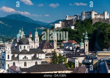 Panoramablick über Kuppeln und Glockentürme in der Altstadt, Salzburg, Österreich Stockfoto