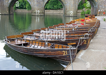Ruderboote zu mieten am Fluss Wear, Durham Stockfoto