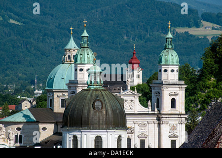 Panoramablick über Kuppeln und Glockentürme in der Altstadt, Salzburg, Österreich Stockfoto