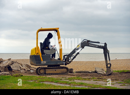 Volvo EC 15 b Minibagger arbeiten am Strand. Aldeburgh, Suffolk, England, Vereinigtes Königreich, Europa. Stockfoto