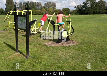 Kinder Training zu einem Outdoor-Gymnasium in einem öffentlichen Park im Süden Englands. Stockfoto