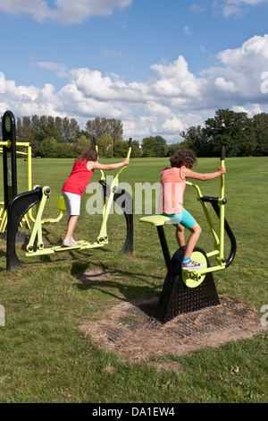 Kinder trainieren eine im Freien Gymnasium in einem öffentlichen Park in Südengland. Stockfoto
