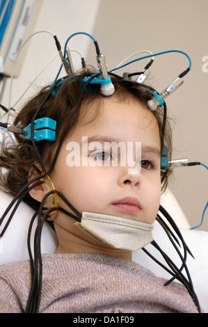 EEG-UNTERSUCHUNG EINES KINDES Stockfoto