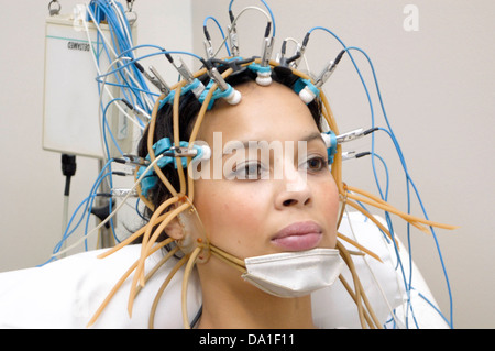 EEG-UNTERSUCHUNG EINER FRAU Stockfoto