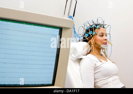 EEG-UNTERSUCHUNG EINER FRAU Stockfoto