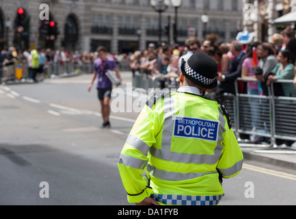 Ein Wachtmeister warten auf die London Pride Parade zu beginnen. Stockfoto