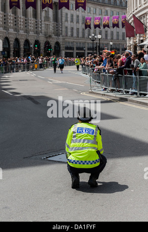 Ein Wachtmeister warten auf die London Pride Parade zu beginnen. Stockfoto