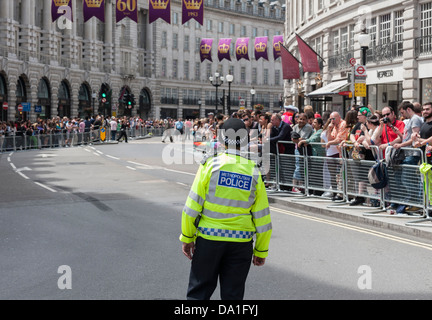 Ein Wachtmeister warten auf die London Pride Parade zu beginnen. Stockfoto