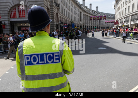 Ein Polizist der London Pride Parade warten zu beginnen. Stockfoto