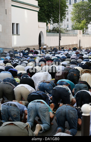 Muslime beten außerhalb der großen Moschee von Paris auf Aïd El-Fitr festival Stockfoto