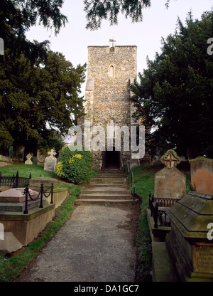 C14th Feuerstein Turm und W-Portal des St.-Martins C5th/6. Kirche, gesehen vom Friedhof am St.-Martins Hill, Longport, Canterbury, Kent. Stockfoto