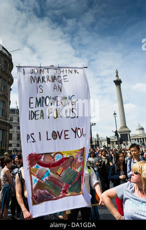 29. Juni 2013. Ein Banner empor von Teilnehmern in London Pride-Parade statt. Fotograf: Gordon Scammell Stockfoto