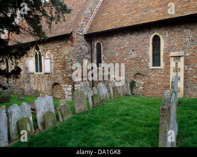 Römische Mauerwerk durchbohrt von einem rundköpfigen Saxon Bogen in der S-Wand des Altarraumes C5/6thAD (R) der St.-Martins Kirche, Canterbury, Kent. Stockfoto