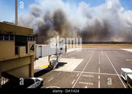 Bürstenfeuer vom Passagierterminal San Salvador International Airport aus gesehen Stockfoto