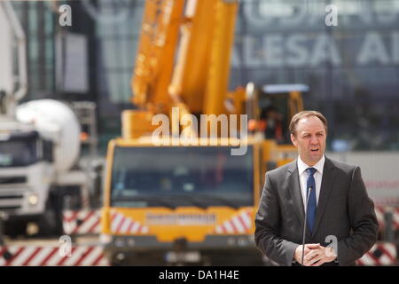 Danzig, Polen am 1. Juli 2013 neue Linie von der Pommerschen Metropolitan Zug Linie Grundsteinlegung in der Nähe von Gdansk Flughafen. Dies wird die erste Bahn Linie bauen in Polen aus mehr als 30 Jahre sein. Linie wird im Jahr 2015 fertig sein.  Westpommern Marschall Miczyslaw Struktogramm nimmt Teil an der Zeremonie Gutschrift: Michal Fludra/Alamy Live News Stockfoto