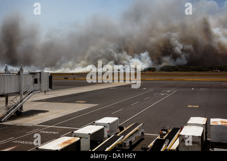 Bürstenfeuer vom internationalen Flughafen San Salvador aus gesehen 3. März 2013 in San Salvador, Mittelamerika Stockfoto