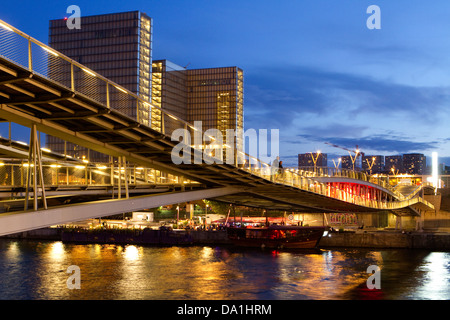 Die Passerelle Simone-de-Beauvoir entlang der Seine, im Jahr 2006 erbaut und verbindet, 12. und 13. Arrondissement von Paris Stockfoto