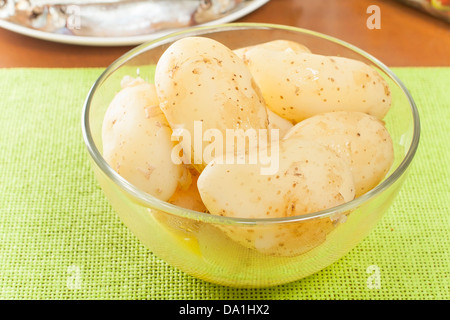 junge Kartoffeln gekocht in einer Glas-Schale-Nahaufnahme Stockfoto