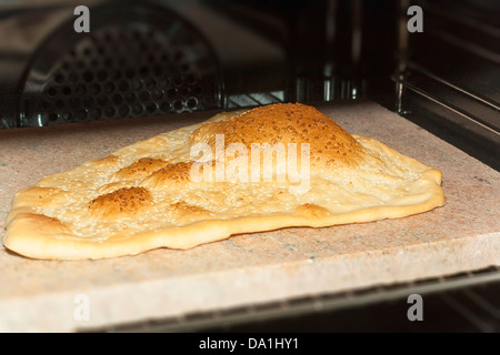 Östlichen Brot backen im Ofen auf einem Stein Stockfoto