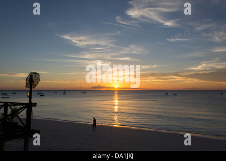 Sonnenuntergang am Strand von Nungwi, Sansibar, Vereinigte Republik Tansania, Ostafrika. Stockfoto