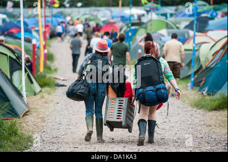 Ankünfte - die Sonne verblasst bald und der Regen beginnt. Die Leute bringen alles von Bier bis. Die 2013 Glastonbury Stockfoto