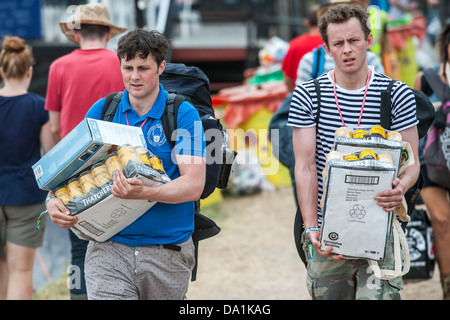 Ankünfte - die Sonne verblasst bald und der Regen beginnt. Die Leute bringen alles von Bier bis. Die 2013 Glastonbury Stockfoto